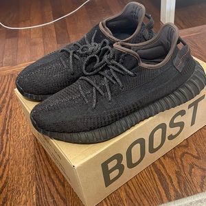 Yeezy Boost 350 v2 all black/red detail